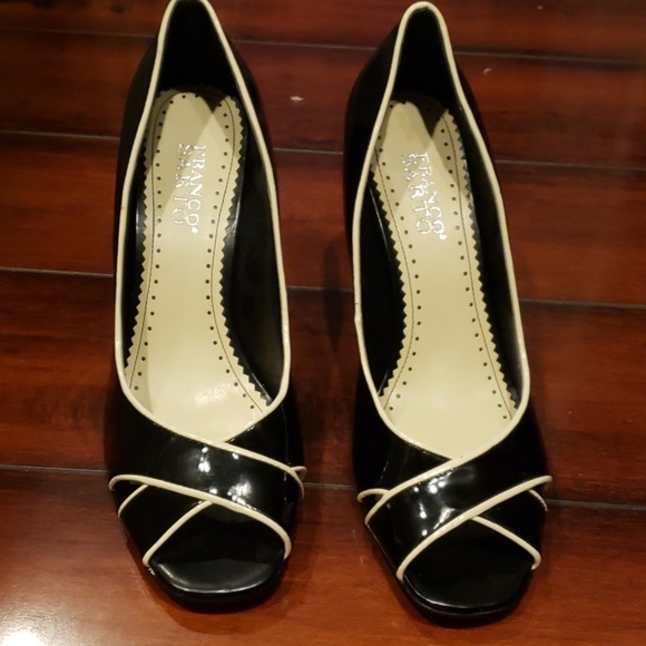 Shoe's - Picture 2 of 5